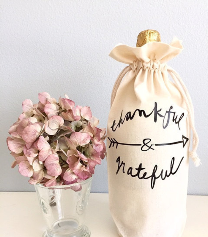 Botella de vino de embalaje, agradecido, envolver y regalar vino, idea de regalo, combinación de flores