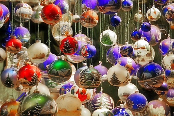 vješanje loptice za božićno drvce