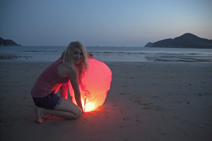 leti lanterna djevojka plaža pijesak more