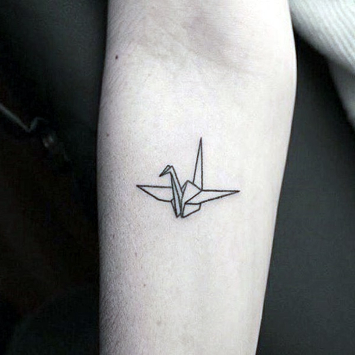 képek a téma az origami tetoválás - itt egy fekete tetoválás egy kis repülő origami madár
