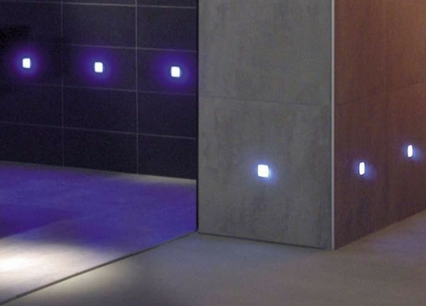 azulejo con luz en hermoso baño iluminación en púrpura