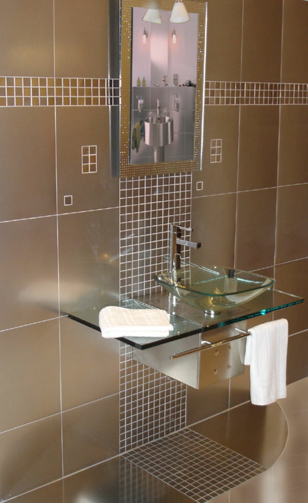 πλακάκια μωσαϊκό έμφαση πετσέτες μπάνιου σε λευκό