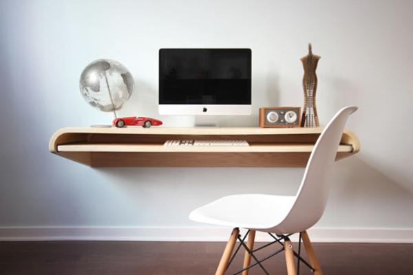 designer desk - érdekes modell egy képernyővel és egy modern fehér szék mellé