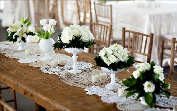 дървена маса-цветя-деко-в-бяло