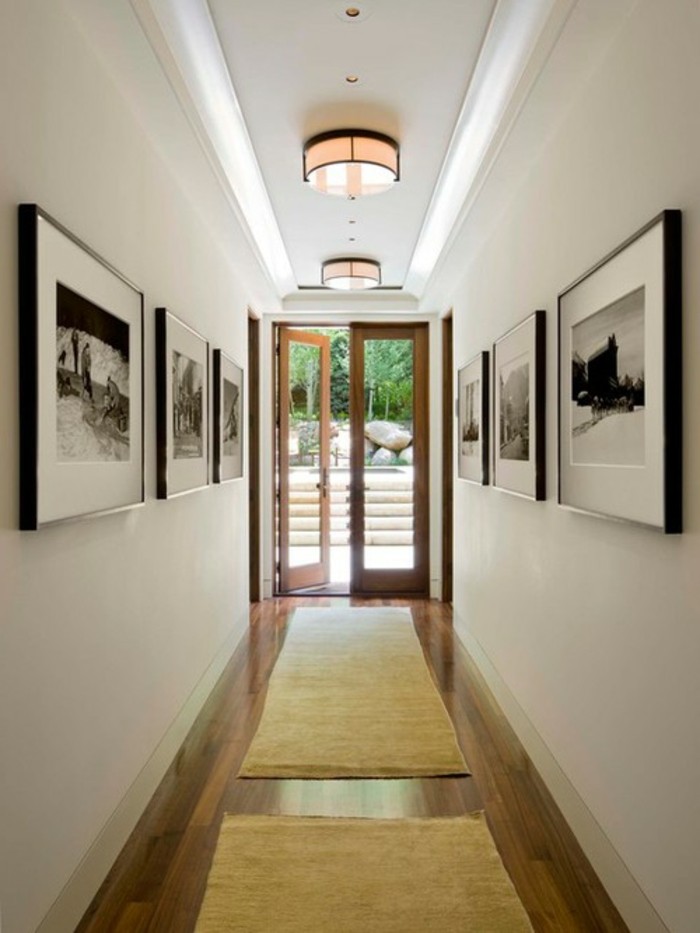 коридор-примери жълто килим тапет до най-стени и три кръгли светлината