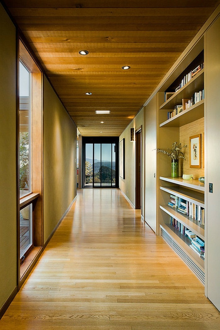 коридор-на грим идеи-с-дървени плоскости и-лавица за книги