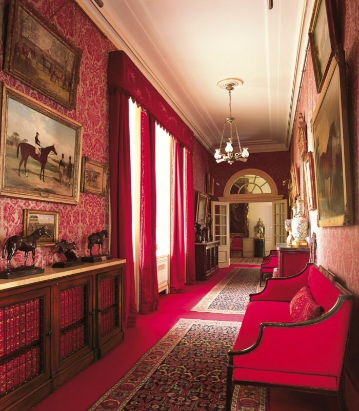 走廊化妆的想法 - 用红色幕和红色家具