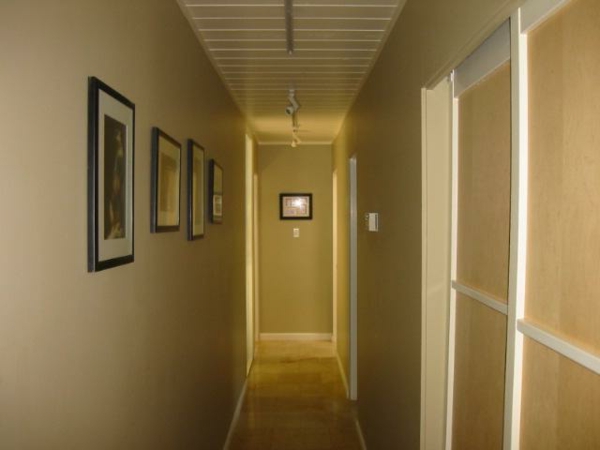 مدخل باللون البيج مع صور على الحائط
