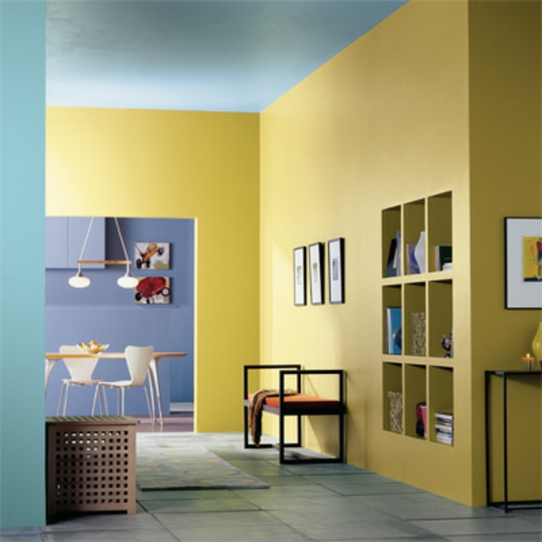коридор в жълт и син цветен дизайн