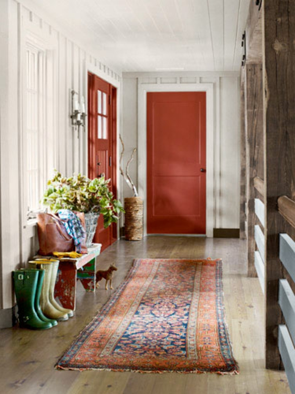 малък коридор с бяла стена и червени врати