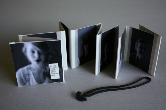 Leporello poklopac kao dar za najboljeg prijatelja s crno-bijelim fotografijama