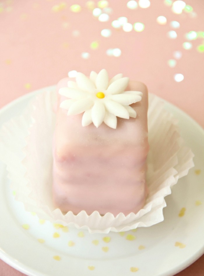 fondant-usted mismo-hacer-torta-con-flores-decoración de fondant-torta-decoraciones