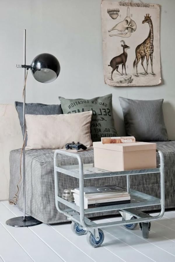 modern nappali konstrukció kanapéval, extravagáns poszter a falon és fészekasztal