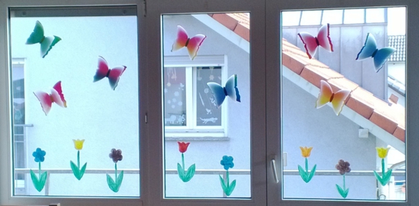tavaszi dekorációval - gyerekekkel - díszítőablak virágokkal és pillangókkal