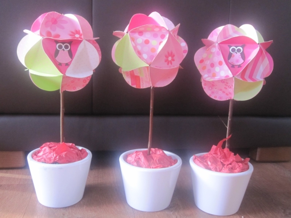 ukrašavanje proljeća s djecom - tri cvijeća - ružičasta iz papirnatih i bijelih vaza
