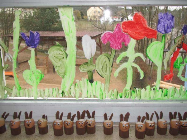 kevät-koristelu -lapset-kukka-ikkuna-ja-pikku puput