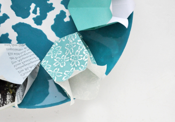 Kevät koristelu - hymyilevä - lapsi-ja-valkoinen-ja-origami-ja-sanomalehti-ja-sininen-vivahteet