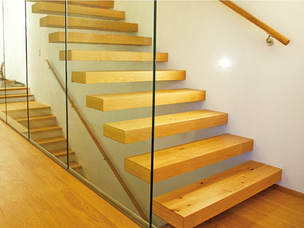 mur de verre et escaliers en bois dans l'appartement