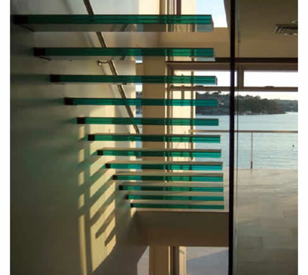 couleur turquoise pour un modèle moderne d'escaliers en verre flottant librement