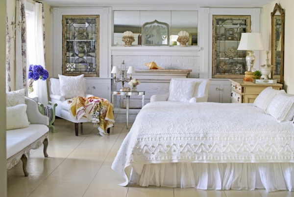غرفة نوم داخلية على طراز المنزل - كرسي بذراعين أبيض ومرآة على الحائط