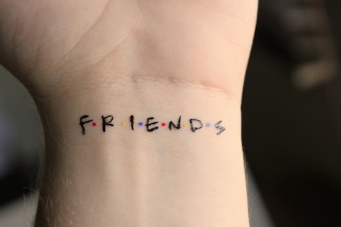 φίλους - μια ιδέα για ένα πολύ μικρό μικροσκοπικό τατουάζ σε έναν καρπό