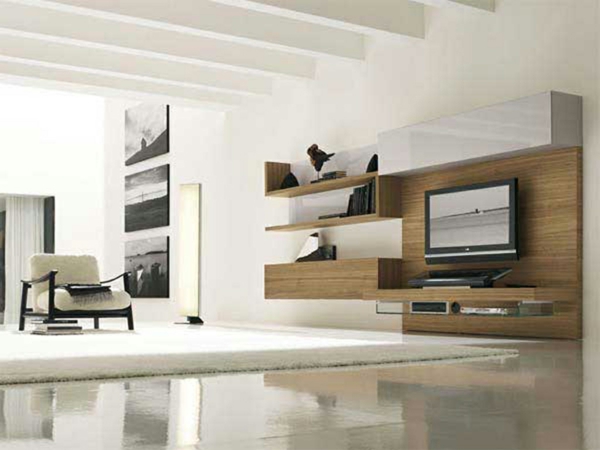 modern nappali szekrény fából és képek fehér és fekete