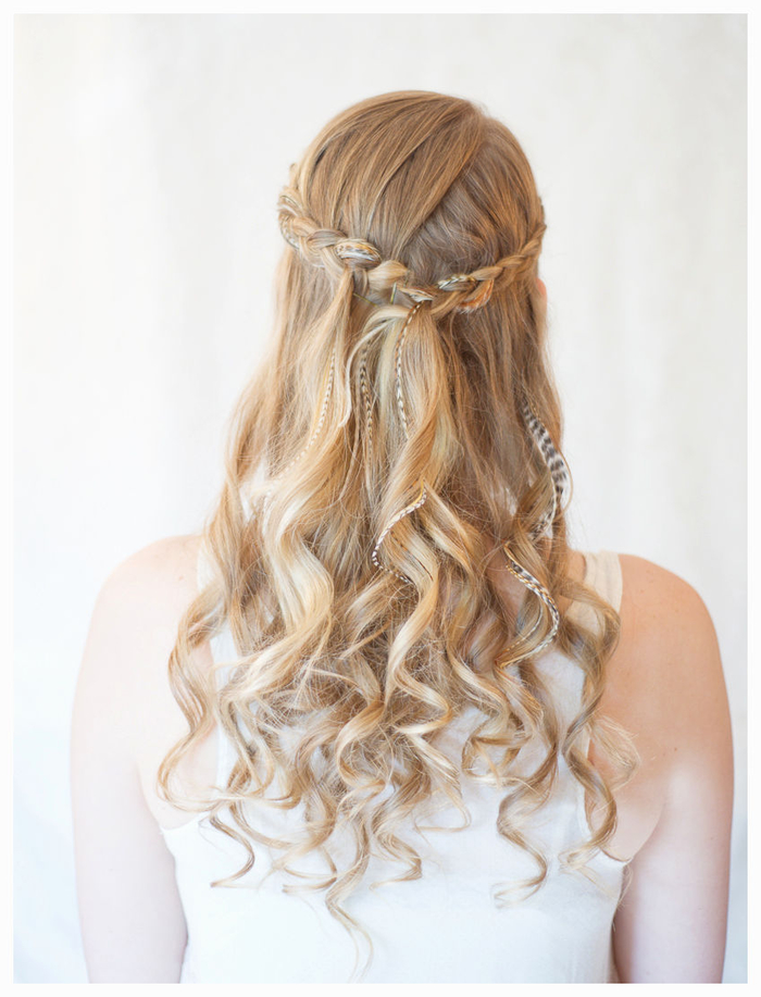 plavu kosu, kovrčavu kosu, dugu frizuru pletenicu kao kosu vijenac od vjenčanja