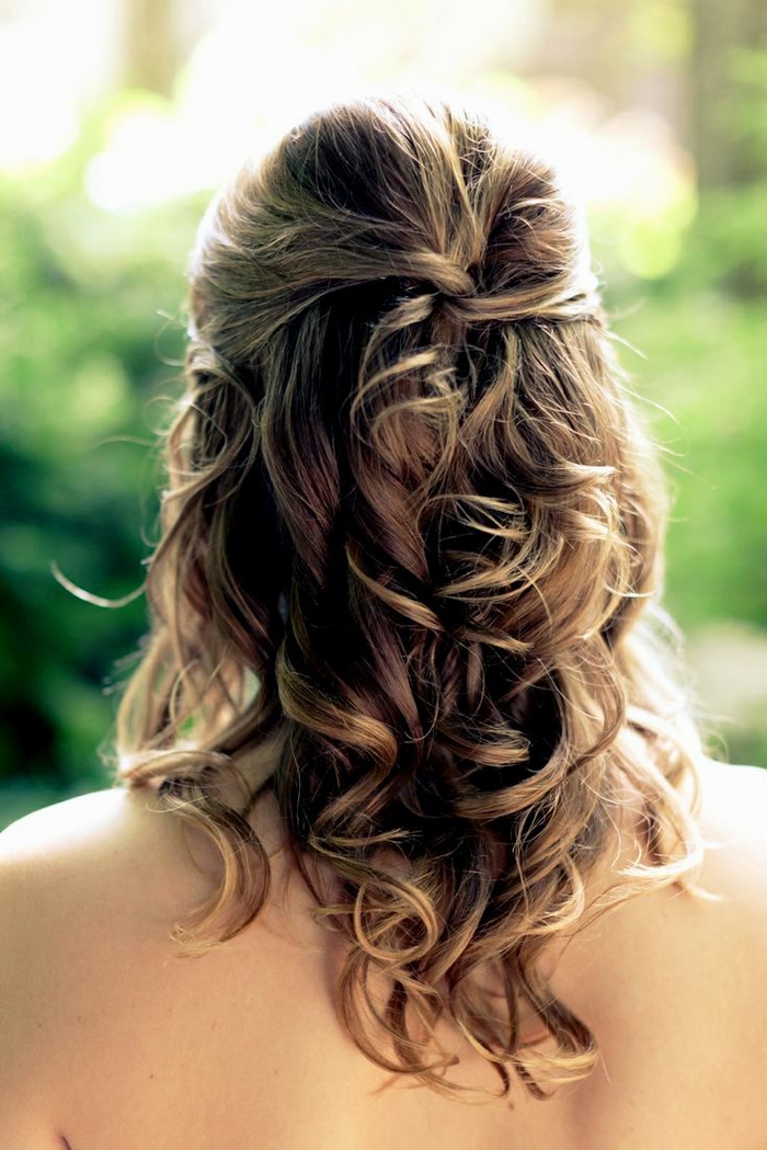 Curls i pleteni kosa na vrhu jednostavnih frizura za vjenčanje kako bi se