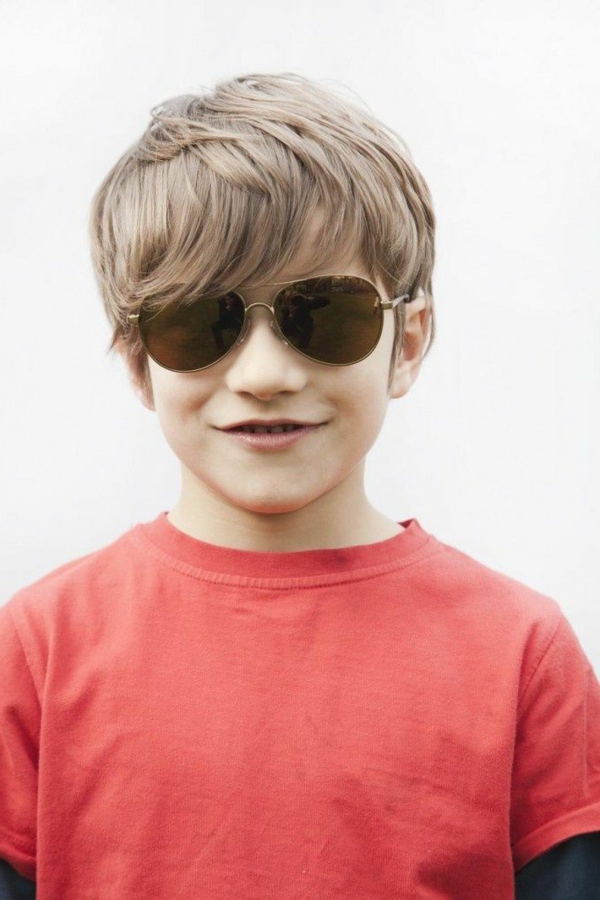 frizura-za-dječaka-dugo-kosa-lijepe-sunčane naočale