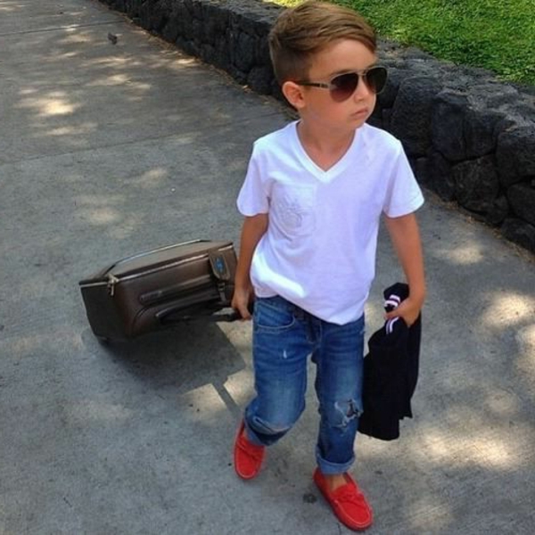 केशविन्यास के लिए लड़कों-आधुनिक बच्चों के साथ एक सूटकेस