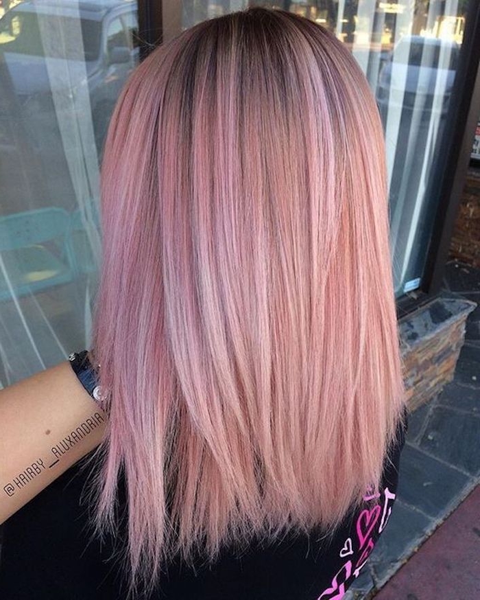 srednje dugačke frizure, polusjajna glatka ružičasta kosa, frizura