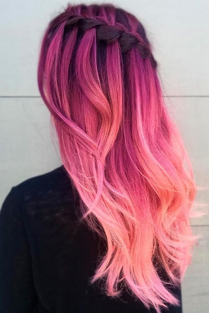 красиви прически, черна блуза, дълги розови косми, плитка, омбрежен ефект, модерен цвят на косата