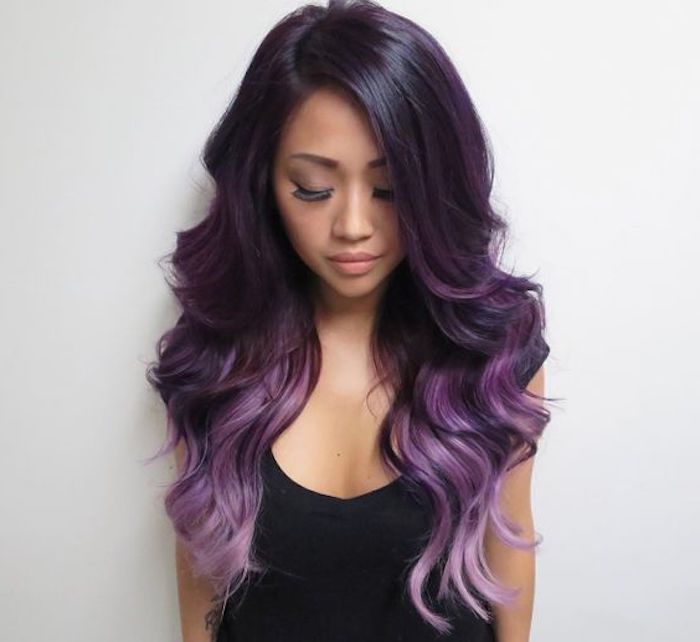 peinados frescos, mujer con cabello largo, rizado, púrpura, efecto ombre