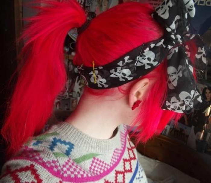χτενίσματα-με-μπάντα μαλλιά κόκκινο φλας-χρώμα