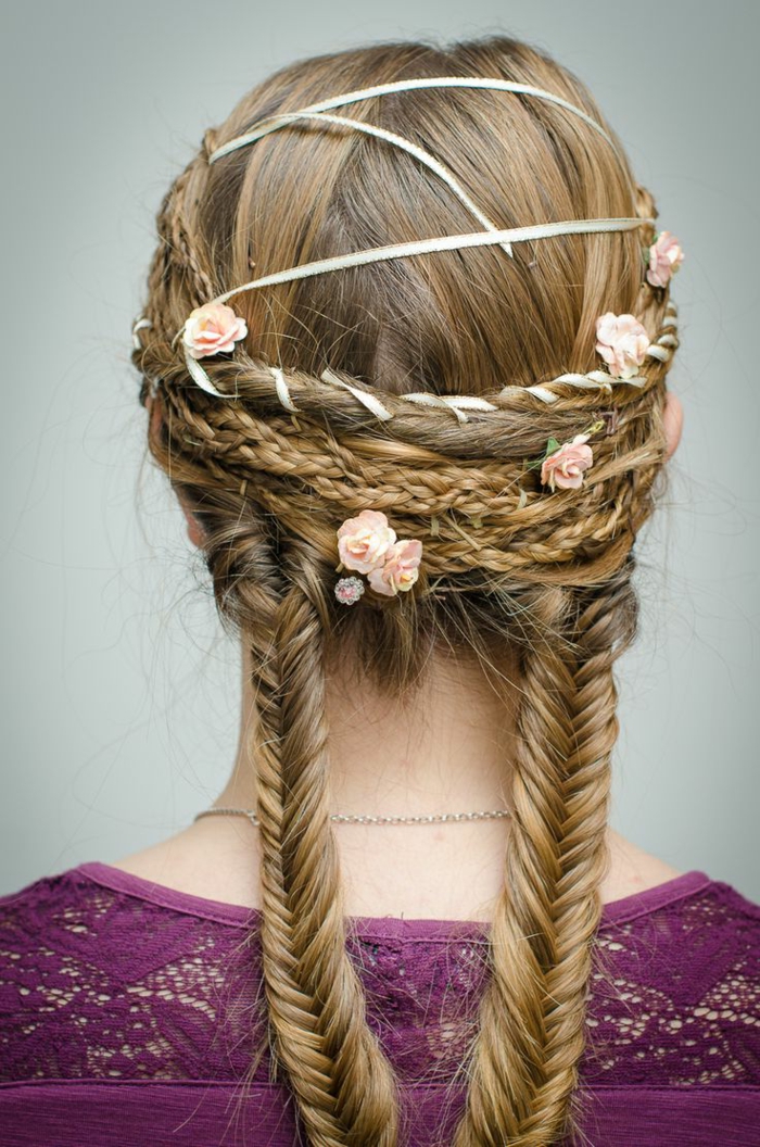 szőke haja rózsaszín virágokkal fonott sok köteg és fehér sáv - középkori frizurák