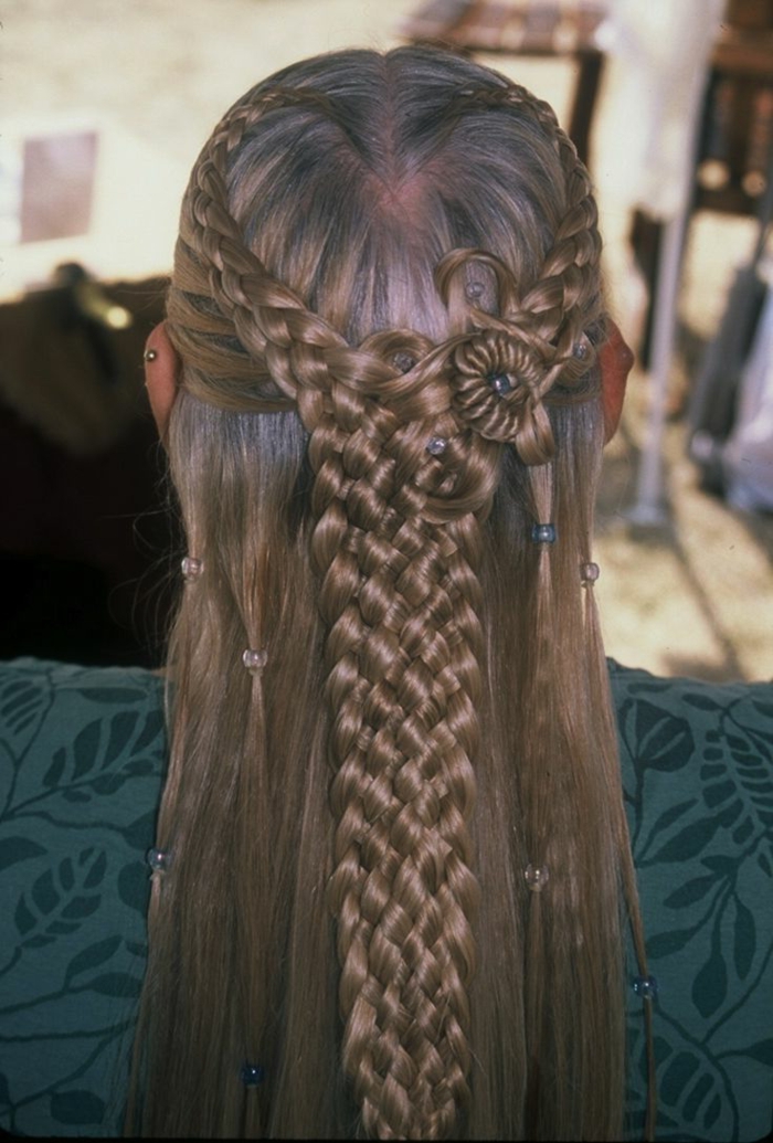 složena pletenica od četiri dijela, kosa u obliku cvjetnog - srednjovjekovnog frizura