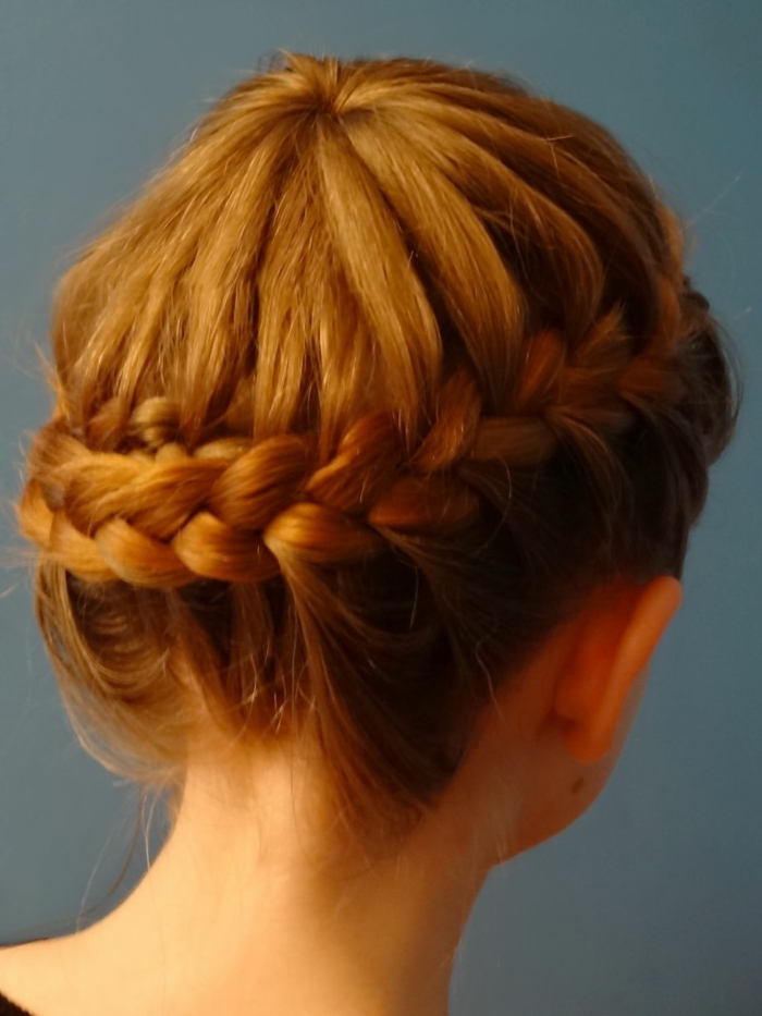 pletena frizura crvenokoske djevojke, simetrične - lijepe pletenice