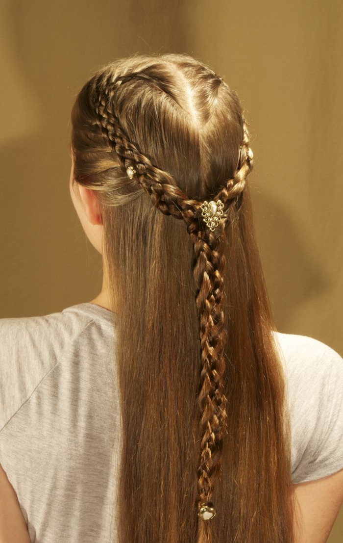 Pletenica poput vijenca s ukrasom kose u sredini i na kraju - frizure srednjovjekovne