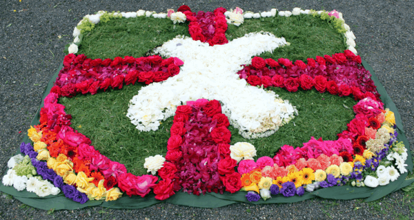 Cruz de alfombra de flores de Corpus Christi