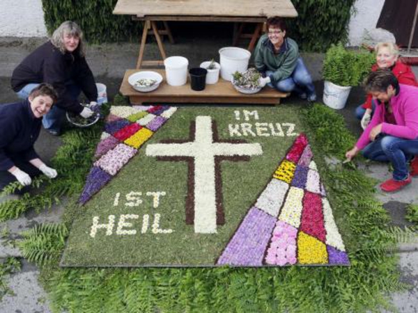 Corpus Christi cvjetni tepih s križem