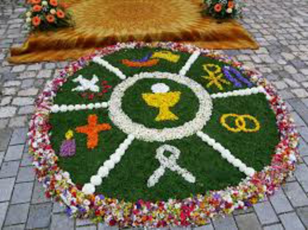 Alfombra floral de Corpus Christi con muchos símbolos