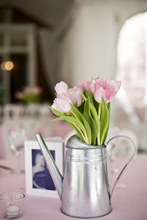 Años decoracion-con-rosa mesa - tulipanes