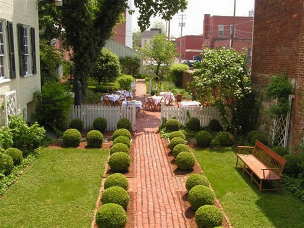 Луксозна пешеходна пътека в голямата градина на имението