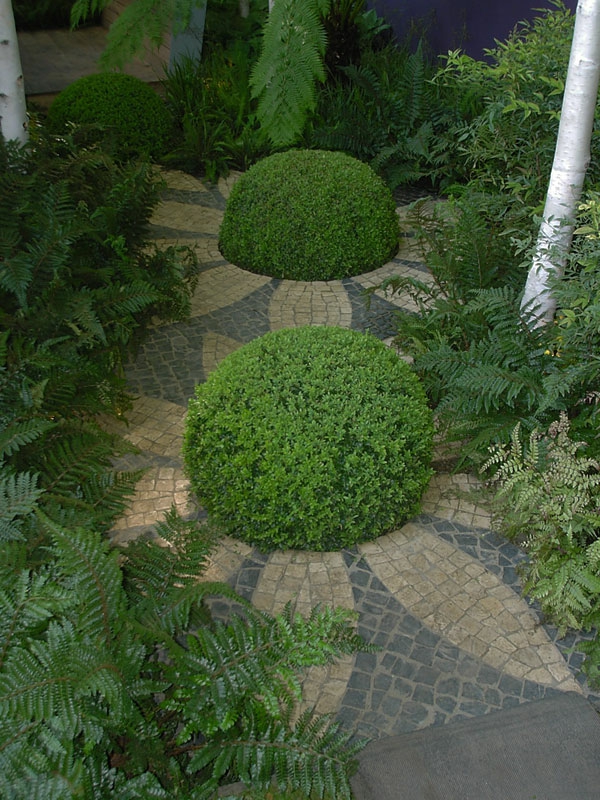 pequeñas placas de piedra y forma de un hemisferio para un interesante diseño de jardín