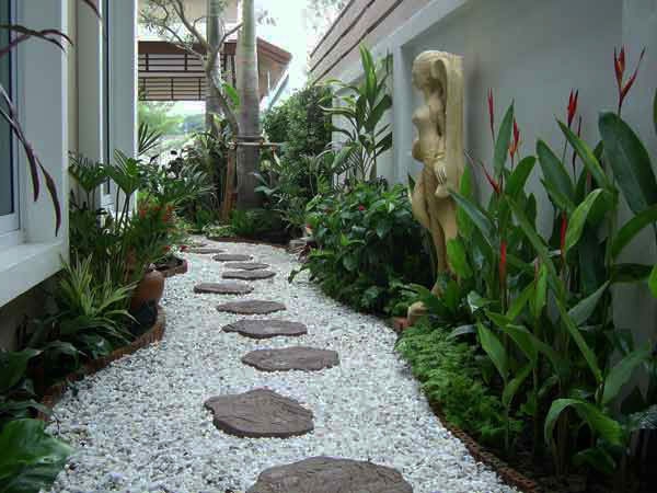 diseño original de jardín con una pasarela de piedra