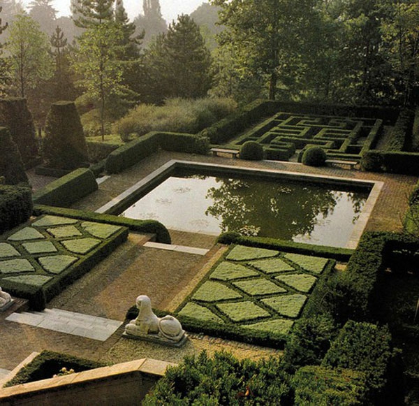 mesterséges tó és zöld növények egy nagy kert kialakításához