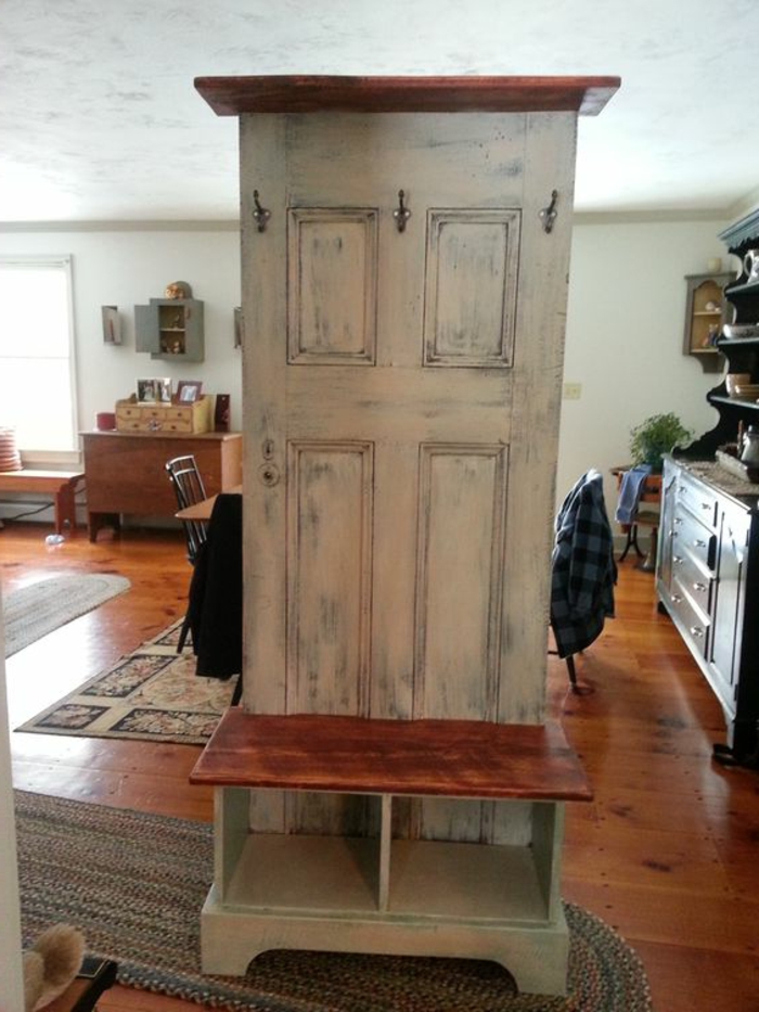 gardrób-tól-régi ajtó-in-bézs színű-as-a válaszfal-in-étkező