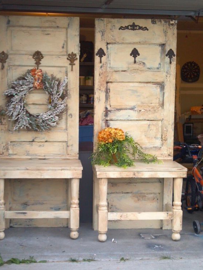 gardrób-tól-régi ajtó-két egymás mellett-deco-of-virágcserép-és koszorú
