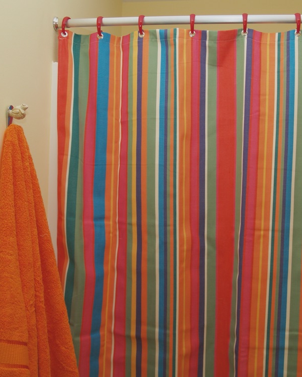 függönyök színes vonalak - a fürdőszobában