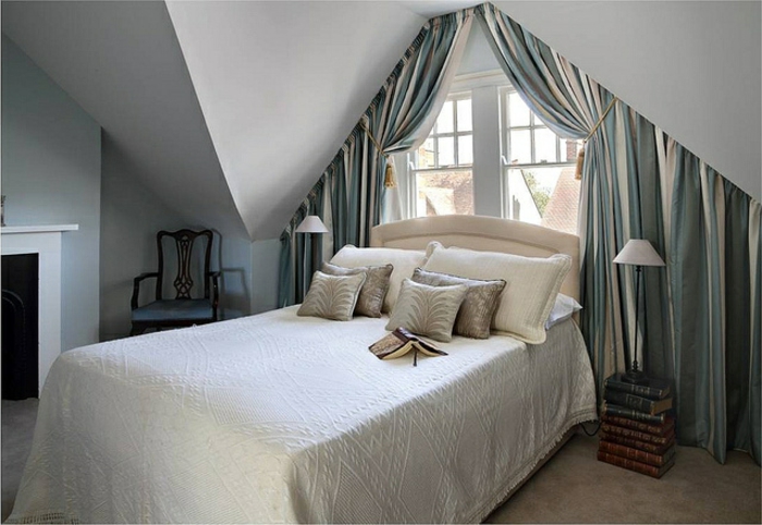 cortinas para la ventana de triángulo-en-elegante-dormitorio-con-mucho-banda-de-la-camas
